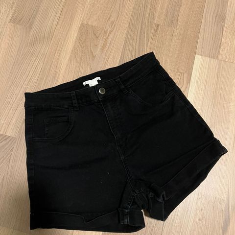 Svart shorts fra HM i str. 38