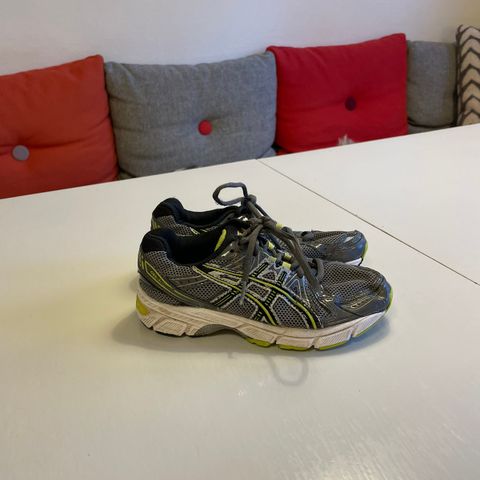 Asics joggesko/løpesko (Str. 33)