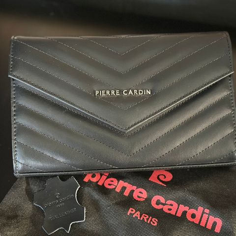 Strøken og ubrukt Pierre Cardin veske/clutch selges!