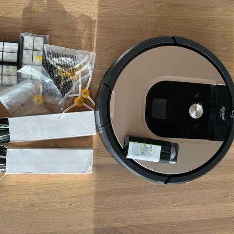 Roomba 960 med nytt batteri og mye reservedeler selges