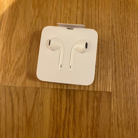 EarPods (Lightning-tilkobling), m Lightning-til-3,5 mm jackplugg-adapter