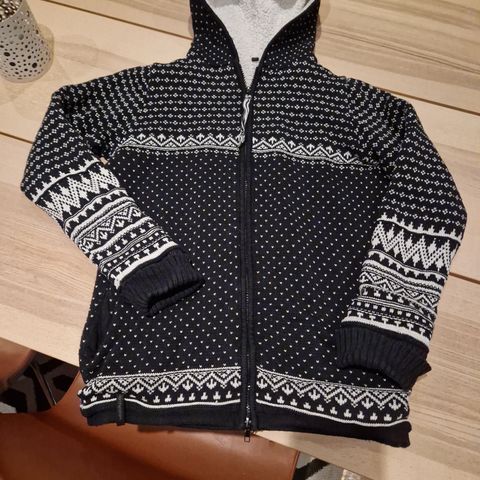 Flott strikket jakke fra Northpeak.  Ny pris!!