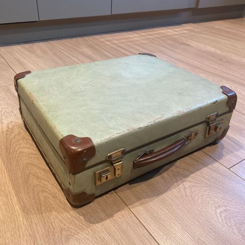 Pastellgrønn antikk koffert