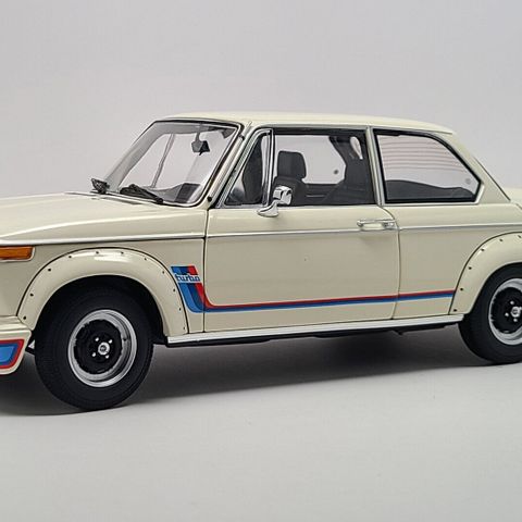 BMW 2002 Turbo 1974 modell - Hvit lakkert Kyosho (KYOKS08544W) skala 1:18