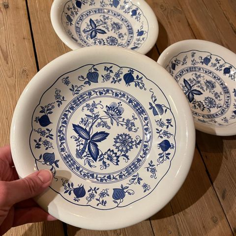 Tre dype skåler fra Staffordshire Tableware