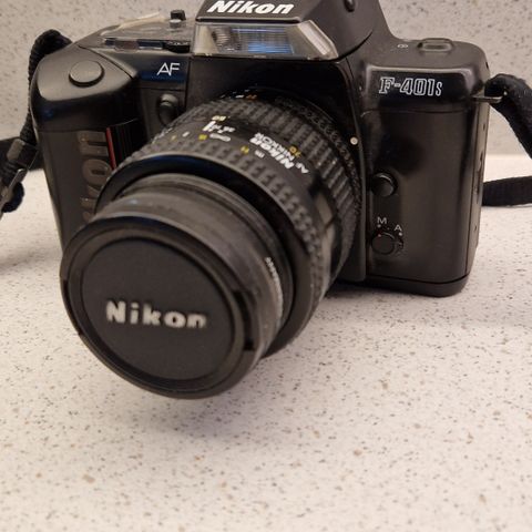 Nikon F-401s kamerahus med blitz, kameraveske og diverse annet