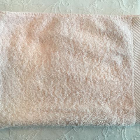 Nytt lys rosa håndkle fra Åhlens. Jeg har flere. Prisen er pr stk.