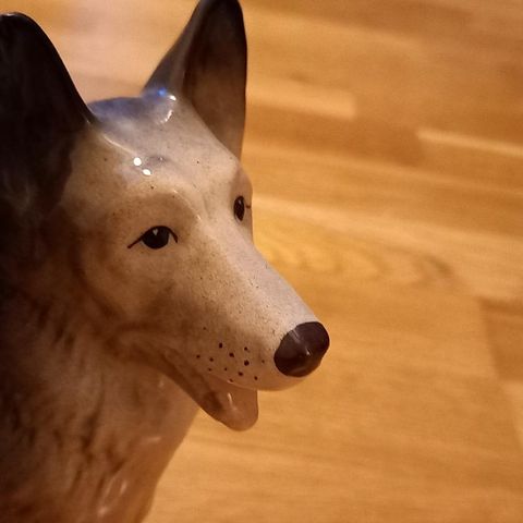 Fin sjæfer porselen hund.20×25 cm. Selges for kr 350 .🐶