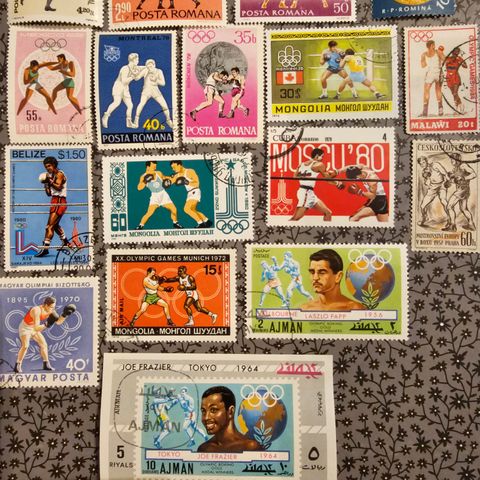 16 forskjellige frimerker pluss miniatyrark med boksing
