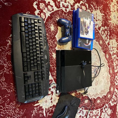 ps4 med kontroll og 9 spill, Gaming keyboard med mus