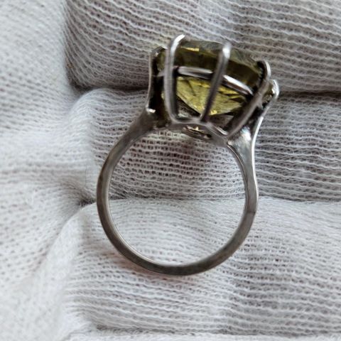 Eldre ring i sølv med stor citron stein