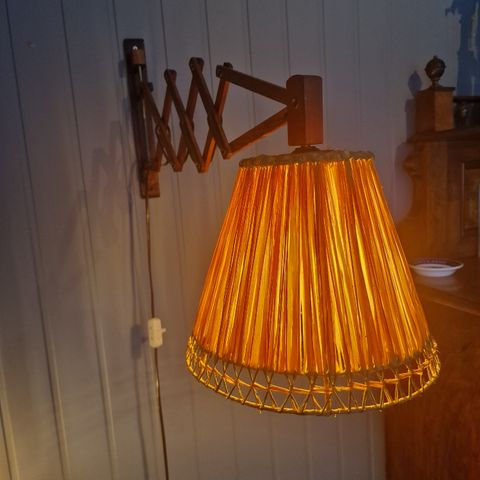 Nydelig retro / vintage teak sakselampe med orginal strå skjerm