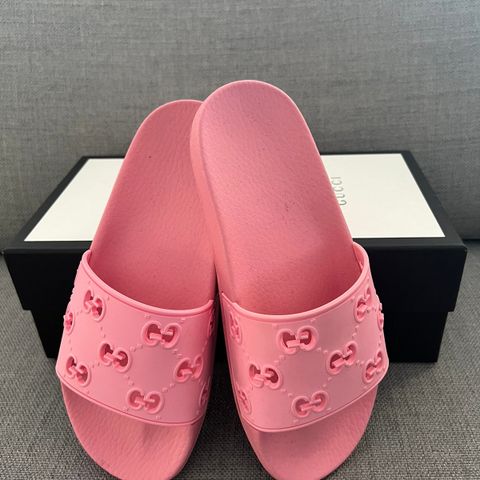 Gucci pink rubber slides