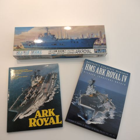 Fujimi HMS Ark Royal (1/700 Skala) byggesett + bøker om skipet