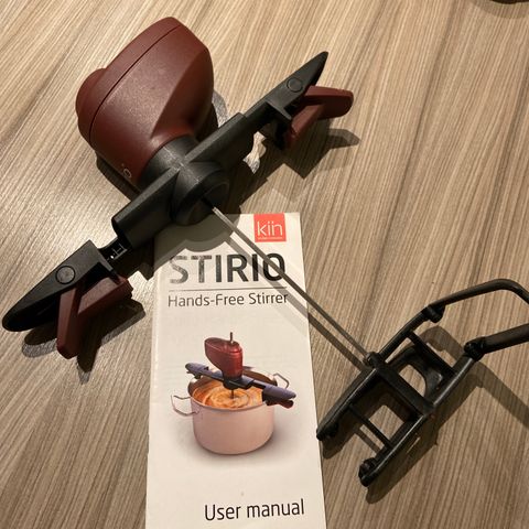 Stirio Handsfree Stirrer, gryterører + lokk som hindrer overkoking.