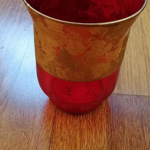Rød vase med gull