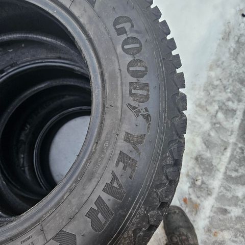 Piggdekk selges! Goodyear  225/70- 16