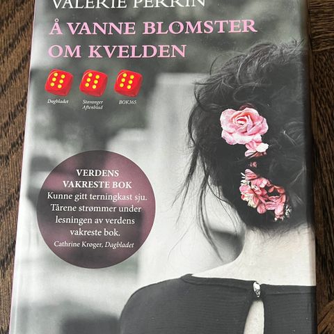 Å vanne blomster om kvelden