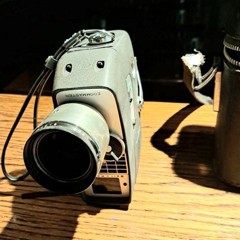 Gammelt filmkamera  Bell & Howell Zoommaster m etui