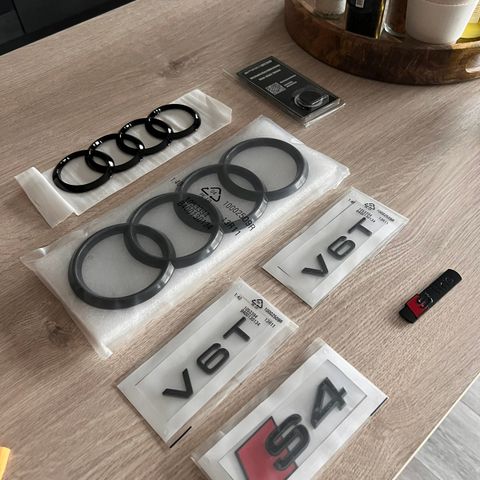 Emblemer til Audi S4 i sort blank