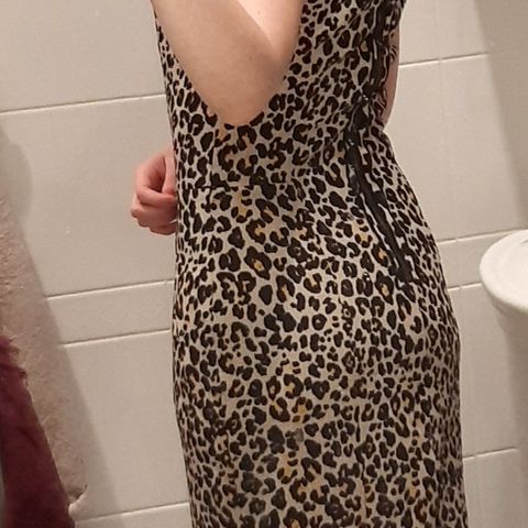 Leopardmønster figurnær kjole