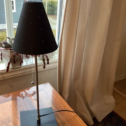 1  tøff sort lampe med snor for av og på knapp.