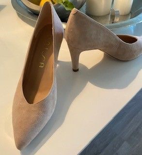 Unisa pumps i beige  semsket skinn str 39