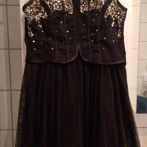 Kort kjole i svart, tyll & paljetter, str34, kr150