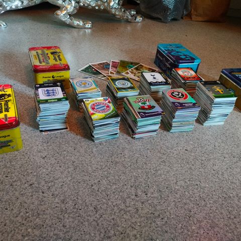Mange fotballkort m/oppbevaring bokser selges.. Totalt 1490inkl 4store kort!!