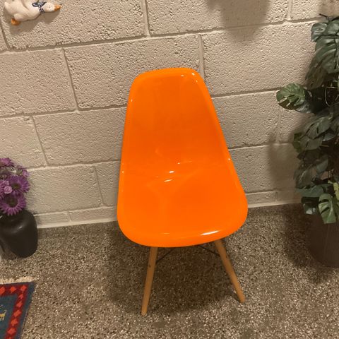 Super orange/oransje stol i selges.