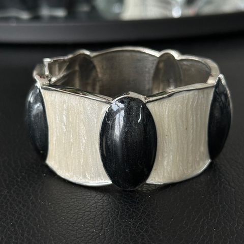 Bred armring/armbånd med sorte syntetiske stener