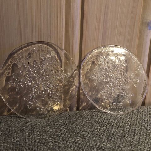 Hadeland solfangere  snøkrystaller 1988, diameter va 11,5 cm, 2 stk