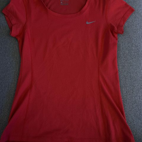 nike rød dri-fit t-skjorte