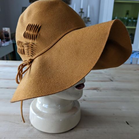 Flott gammel hatt, damehatt i sennepsgul filt 56 cm, selges.