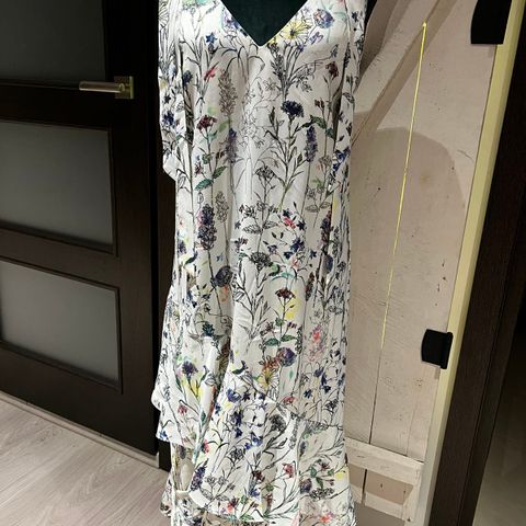 Asymmetrisk kjole med volanger fra H&M str.S NY!
