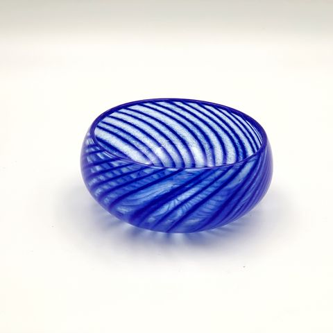 Nydelig blå kunst glass bolle stemplet G i bunnen