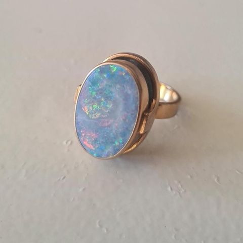 Gullring med opal, stor ring fra Reeslev.