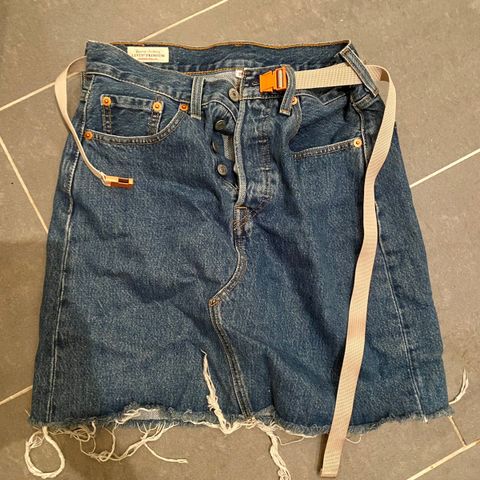 Denimskjørt fra Levis med belte i 26