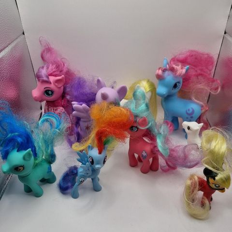 9 stk My Little Pony med litt utstyr