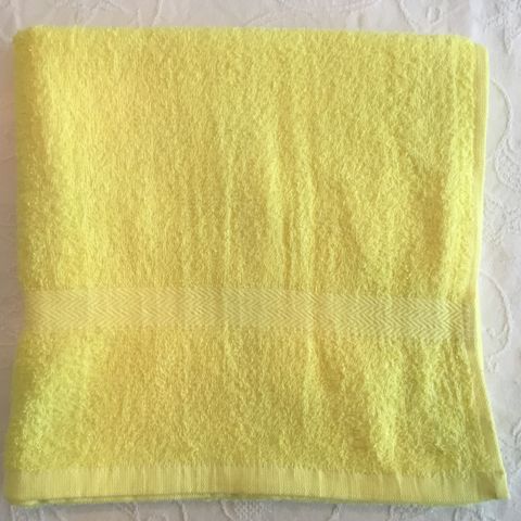 Nytt gult håndkle fra Princess. Ca 63x121 cm. Pynter opp på badet.