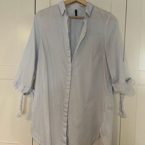 Blå/hvitstripet skjorte fra Freequent, som ny!