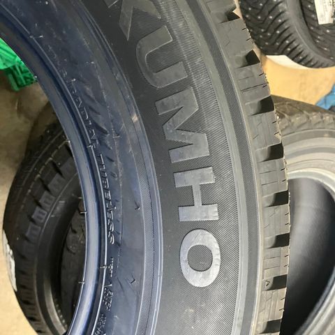 1 Dekk Kumho Winter Craft  SUV pigg (ikke brukt)