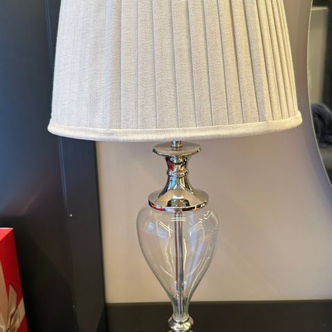 Flott lampe med beige lampeskjerm