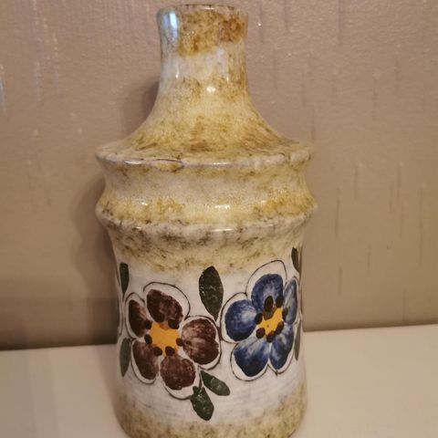 Selger en fin keramikk vase