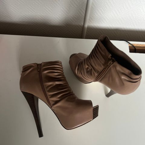 Selger pent brukt sko (high heels) fra Steve Madden