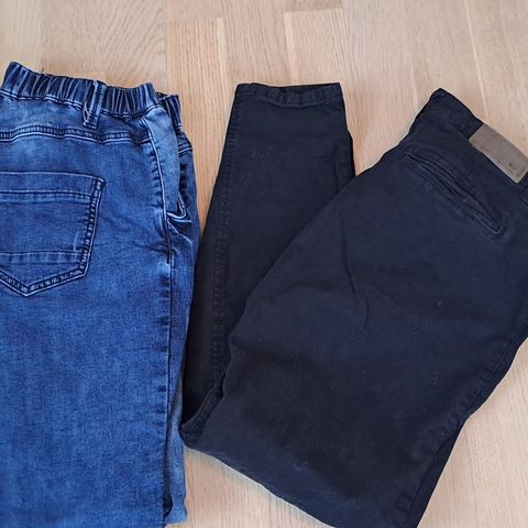 1 jeans og 1 chinos i størrelse 38 selges samlet.