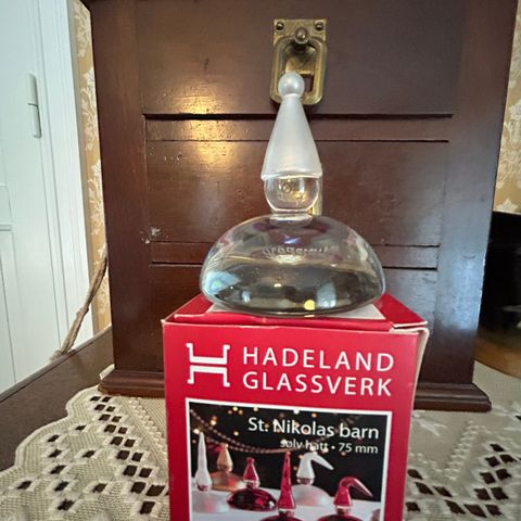 St. Nikolas barn fra Hadeland Glassverk med sølv hatt. Sender med Posten:)