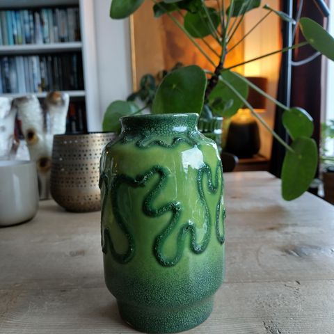 Grønn, retrovase ca 15 cm høg