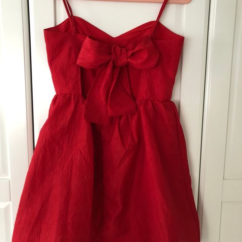 Rød kjole med sløyfe i ryggen