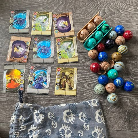 Bakugan 26 stk og 9 kort 2 holdere